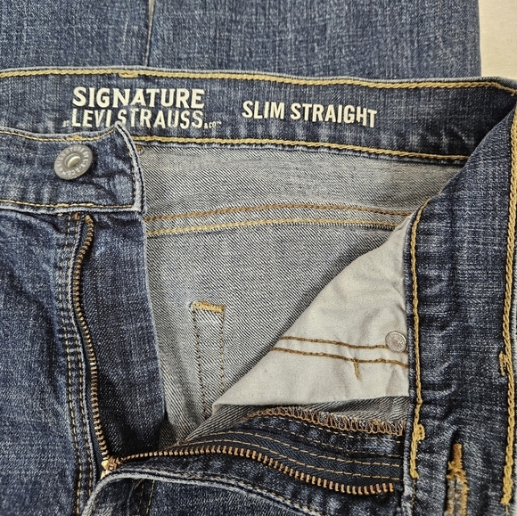 Signature Levi's Strauss Painted Dark Wash Denim Slim Straight Size 29x32 W41 - Picture 4 of 13